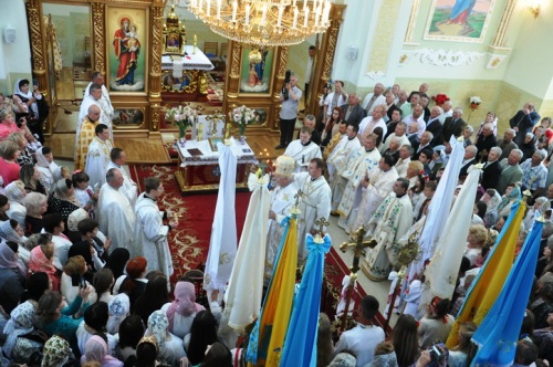 Митрополит Володимир освятив новозбудований храм Пресвятої Тройці УГКЦ на Франківщині.(ФОТО)